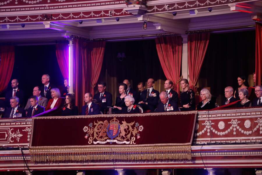 La famille royale assiste à un concert commémorant l'armistice de 1918.