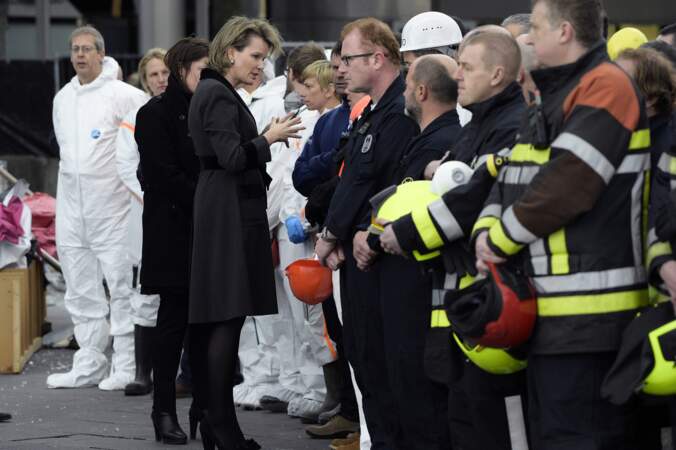 La reine Mathilde avec les pompiers belges