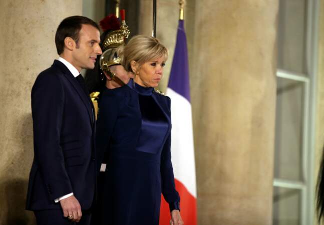 Brigitte Macron, très élégante en robe bleu nuit à l'Elysée le 23 janvier 2019 avec Emmanuel Macron