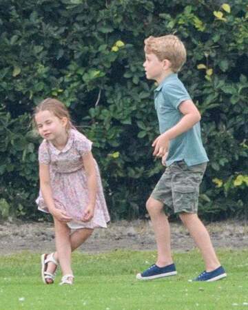 Les enfants de Kate et William s'amusent au foot