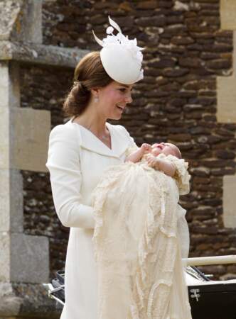 Kate Middelton et la petite princesse, avant qu'elle ne se fasse baptiser selon les rites de l'église anglicane