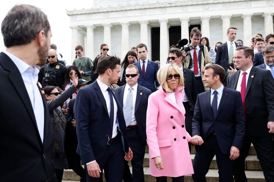 Brigitte Macron, en sécurité grâce aux bras musclés de son garde du corps