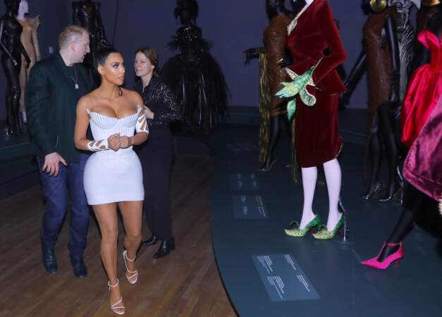 Kim Kardashian relookée par Thierry Mugler : la sexy attitude à son comble