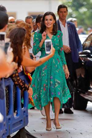 Letizia d'Espagne en robe verte à imprimé fleuri, à Oviedo, le 25 juillet 2019