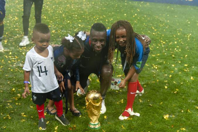 Blaise Matuidi prend la pose avec la Coupe du monde et ses trois enfants Myliane, Naëlle et Eden 
