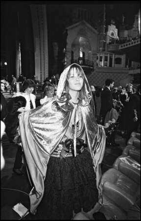 En cape rose majestueuse et jupe bouffante, Sophie Marceau illumine la cérémonie des César en 1983