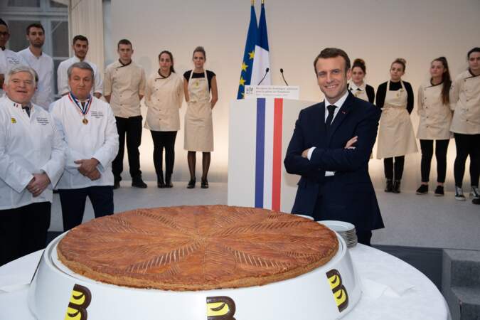 Cette "petite" galette des rois a redonné le sourire à Emmanuel Macron