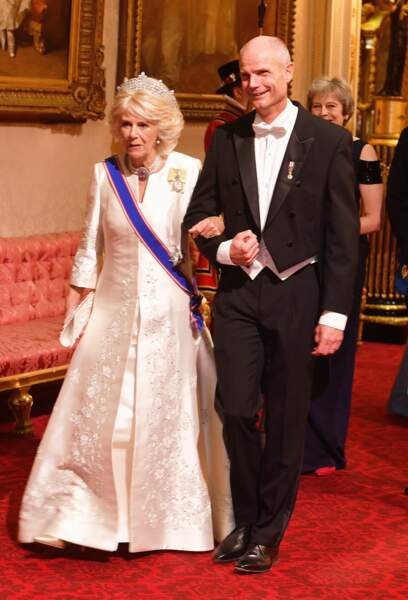 Majestueuse dans une robe-manteau ivoire, avec le ministre des Affaires étrangères néerlandais, le 23 octobre 2018.