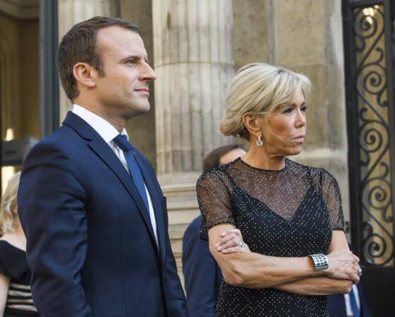 Pour l'occasion, Brigitte Macron avait opté pour l’occasion pour une estivale petite robe noire 