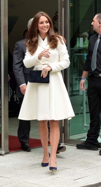 Le manteau blanc ceinturé, coupe ample pour Kate Middleton (alors enceinte), en février 2015 à Portsmouth