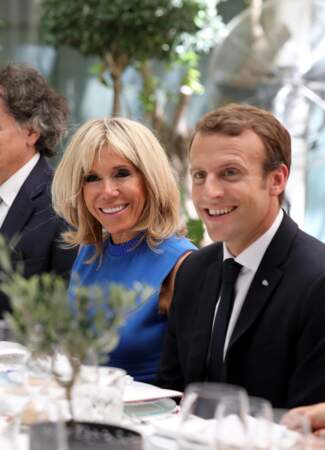 Brigitte Macron, très souriante avec son carré blond et son mari Emmanuel Macron