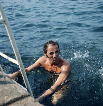Le chanteur français Charles Aznavour en bain de mer, en 1972.