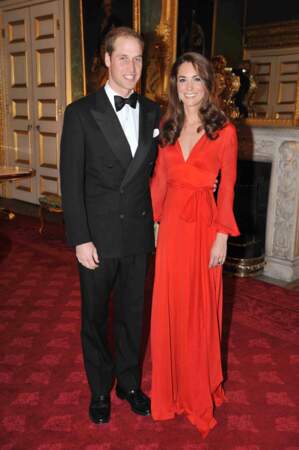 Le duc et la duchesse de Cambridge sont de tous jeunes mariés, en 2011, Kate arbore une taille de guêpe
