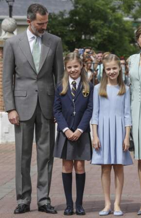 La première communion de de la Princesse Sofia accompagnée par son père et sa soeur
