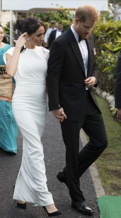 Le prince Harry et Meghan Markle, enceinte en robe blanche, aux îles Tonga