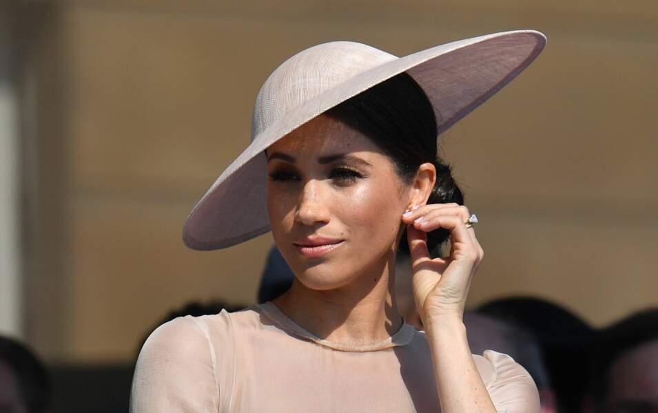 Meghan Markle avec un joli chapeau porté sur le côté à Buckingham
