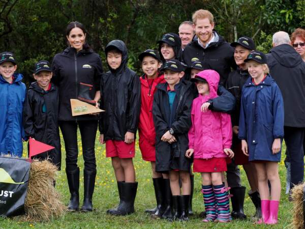 Meghan et Harry ont participé à un concours de lancé de bottes avec des écoliers à Auckland, le 30 octobre 2018