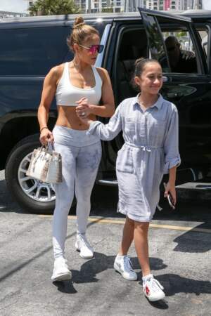 Jennifer Lopez sort de la gym avec sa fille Emme