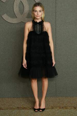 Margot Robbie canon avec sa robe courte au col original chez Chanel