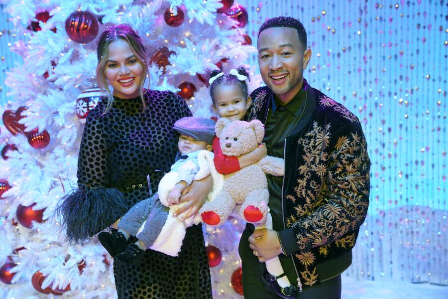 Le top Chrissy Teigen et le chanteur John Legend avec leurs fils Miles (né le 17 mai 2018) et leur fille Luna