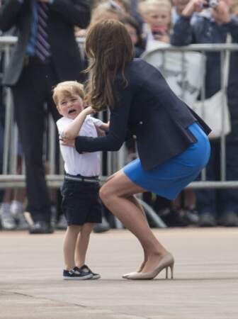 Kate Middleton console le prince George, en pleurs, à Gloucester le 8 juillet 2016