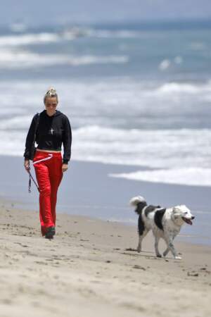 Laeticia Hallyday sur la plage de Malibu avec Cheyenne, la chienne de Johnny. 