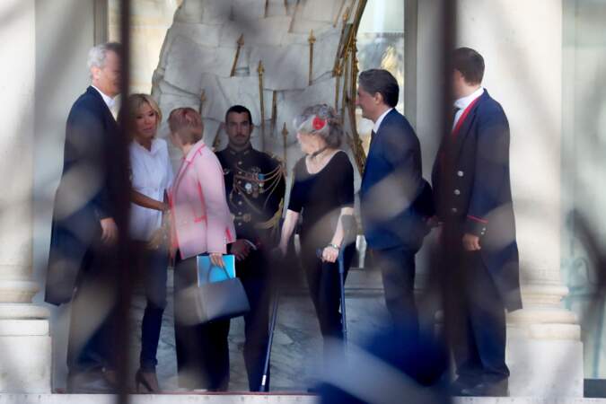 Brigitte Macron raccompagne ses invitées et salue Laurence Parisot, l’ex présidente du Medef