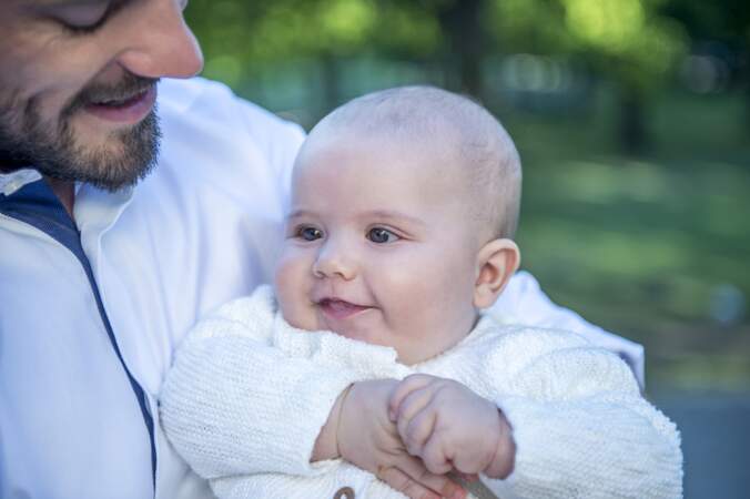 Le prince Alexander en août 2016, dans les bras de son papa Carl Philip de Suède