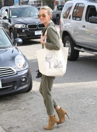 Laeticia Hallyday en combinaison kaki, boots camel Saint Laurent et tot bag XL à Venice, le 1er février 2015