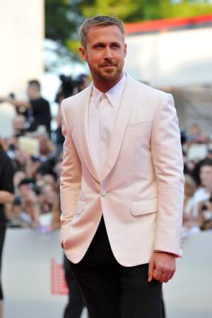 Ryan Gosling ultra chic en costume blanc et noir
