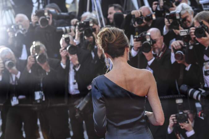 Carla Bruni Sarkozy et son chignon flou avec frange longueur XL, à Cannes, le 15 mai 2019