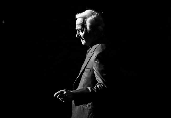Charles Aznavour se produit sur scène au Royal Albert Hall le 3 novembre 2015 à Londres, en Angleterre. À 91 ans, A