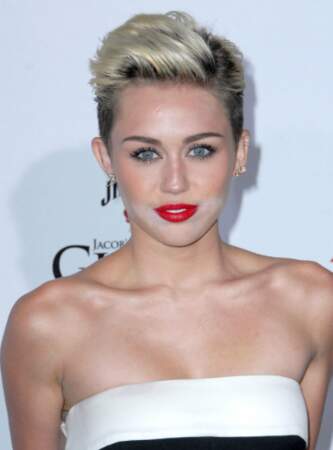 Miley Cyrus a visiblement oublié d'estomper sa poudre matifiante