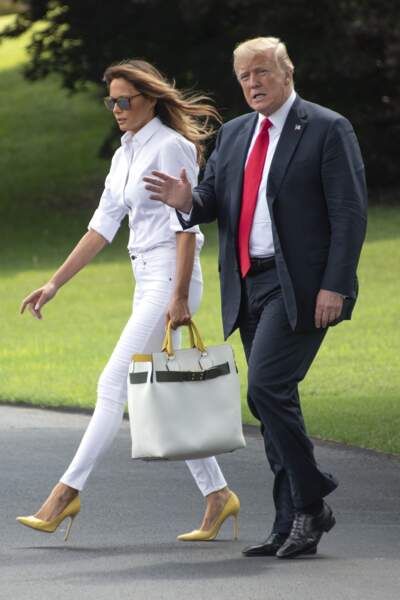 Melania Trump détonne avec des escarpins jaune avec son total look blanc