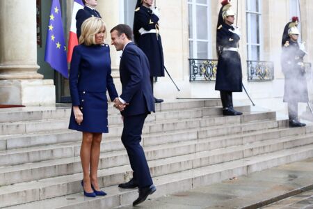 Brigitte Macron et Emmanuel Macron en bleu et assortis