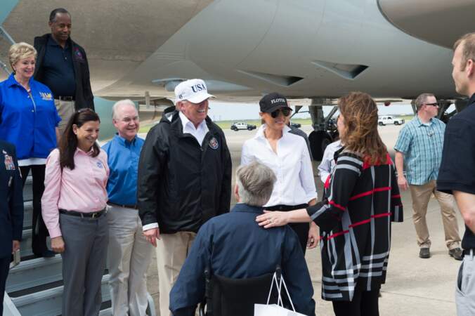 Melania Trump arrive au Texas en chemise blanche