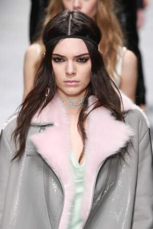 Kendall Jenner d'inspiration néo-hippie avec son bandeau dans les cheveux chez Versace