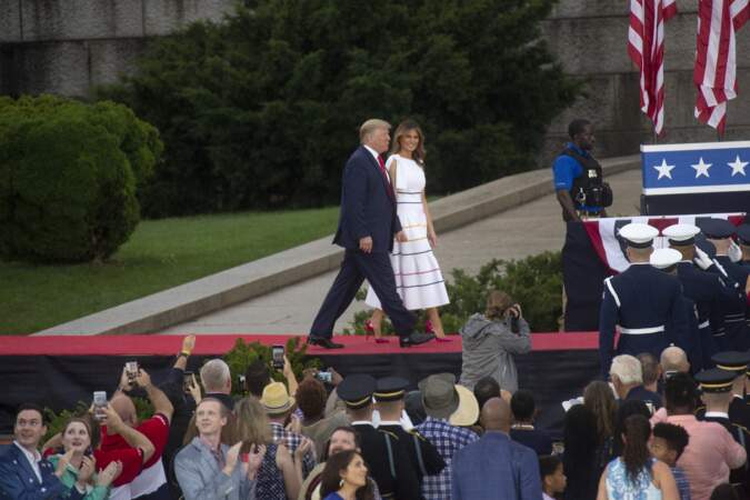 Melania Trump en robe estivale rayée signée Carolina Herrera lors la Fête Nationale le 4 juillet 2019.