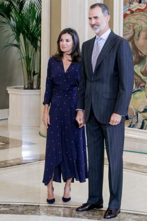 Le roi Felipe VI d'Espagne et sa femme Letizia chic en robe longue en crêpe signée Maje Paris