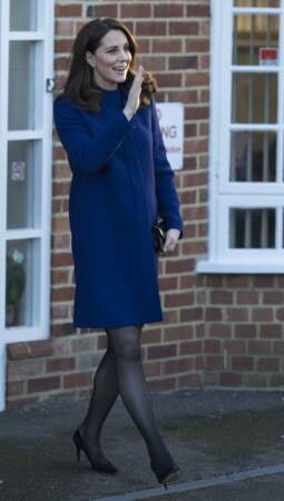 Kate Middleton, radieuse, dans un manteau bleu marine Goat Fashion
