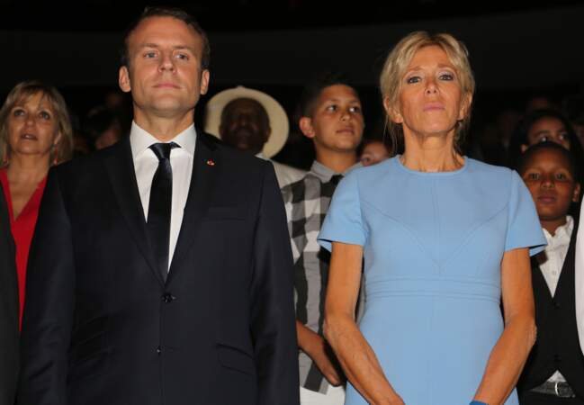 Brigitte Macron porte sa robe fétiche Louis Vuitton, vendredi 23 juin, à la Philharmonie de Paris.