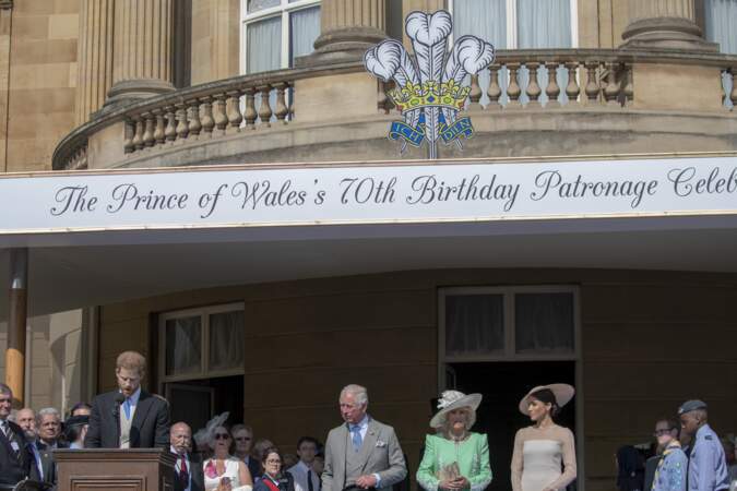 Meghan, Camilla et Charles pendant le discours du prince Harry lors de la garden party à Buckingham le 22 mai 2018