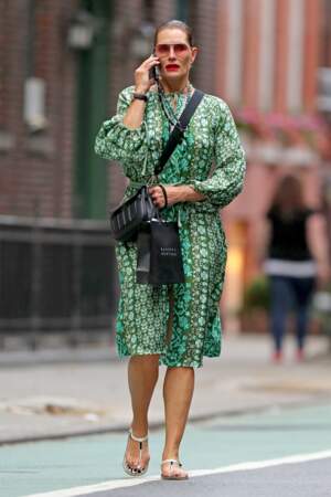 Brooke Shields avec une élégante robe verte et des sandales transparentes