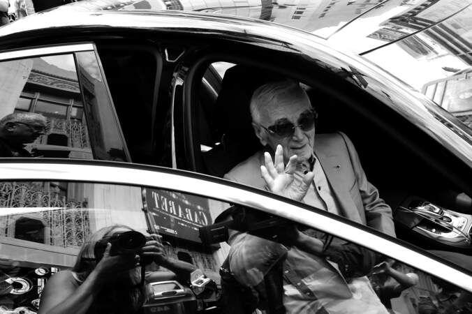 Le sénateur Kevin de Leon a décerné le titre de porte-parole honoraire du chanteur Charles Aznavour au Pantages