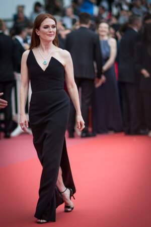 Julianne Moore monte les marches pour le film "Yomeddine" au festival de Cannes le 9 mai 2018