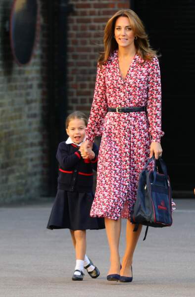 Kate Middleton très chic en robe fleurie ceinturée, rassure sa fille Charlotte le jour de sa rentrée à l'école