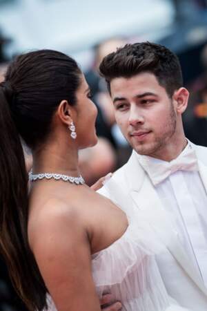 Nick Jonas, un jeune marié tout de blanc vêtu, au bras de son épouse Priyanka Chopra, le 18 mai 2019 à Cannes
