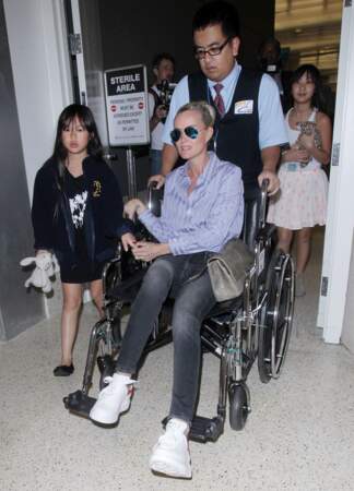 Laeticia Hallyday en fauteuil roulant à l'aéroport de Los Angeles
