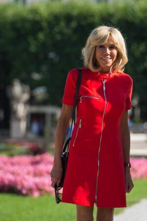 Brigitte Macron en robe rouge courte Louis Vuitton en Autriche