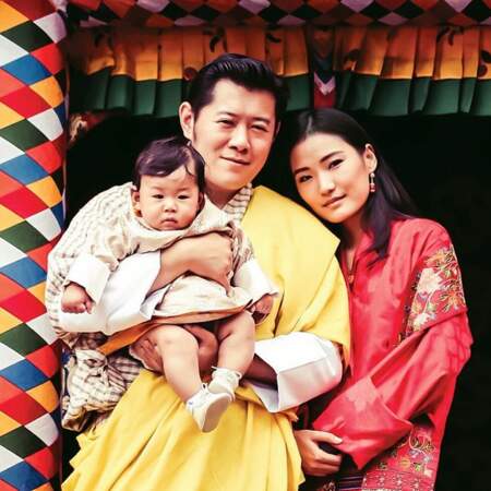 Le prince héritier dans les bras de ses parents, le roi Jigme Khesar Wangchuck et la reine Jetsun Pema